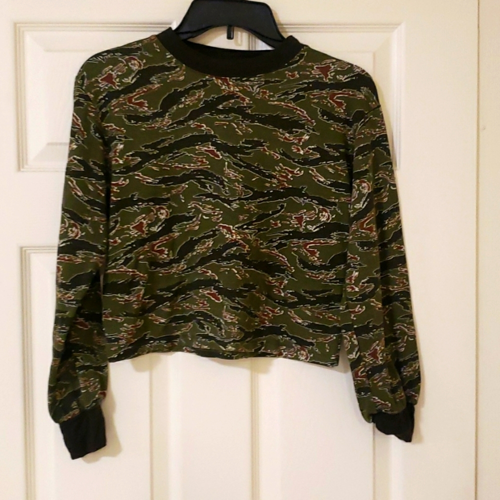 HI FALL!!! 🥦FOREVER 21 CAMO PATTERNED LONG SLEEVE CROP TOP